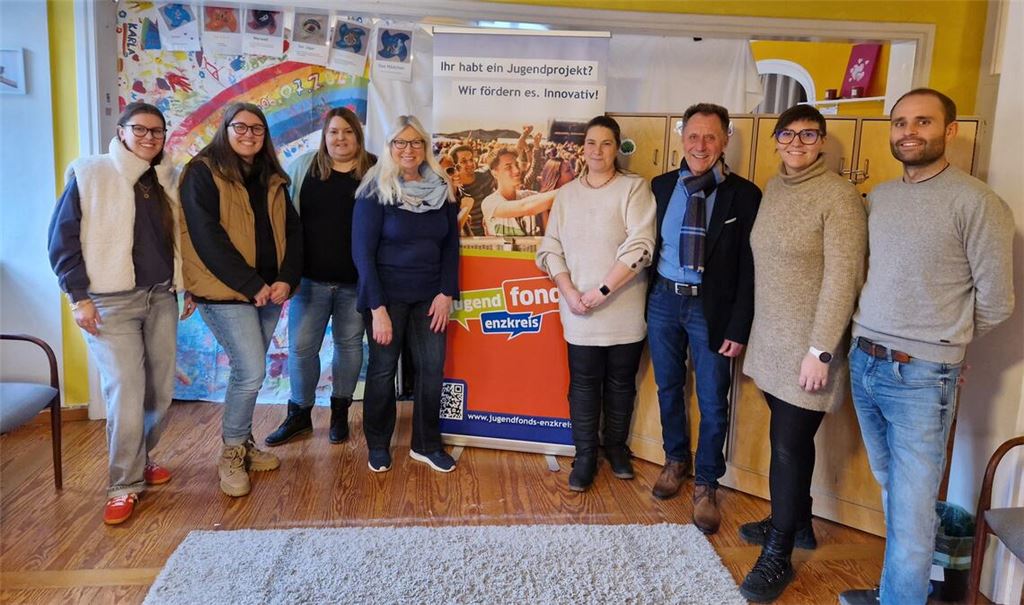 Die Ersten im Ersinger „EscapeRoom“ – und sie haben auch wieder herausgefunden: Steffen Zimmer (KjG Ersingen; v.re.), Kreisjugendreferentin Carolin Stelzner, Kreisrat Hartmut Ochner, die Kreisrätinnen Jasmin Heckmann und Rita Talmon, Kristin Klingel (KjG Ersingen) sowie Daniela und Lena Hein (Ortsgruppenleiterinnen KjG Ersingen). Foto: Lothar Hein