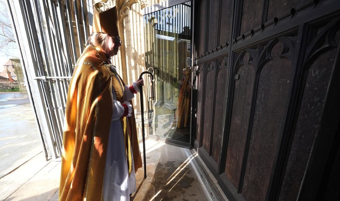 Die Erzbischöfin von Canterbury, Dame Sarah Mullally, schlägt dreimal gegen das Westportal der Kathedrale von Canterbury, bevor sie in der Kathedrale von Canterbury in Kent zur 106. Erzbischöfin von Canterbury inthronisiert wird.