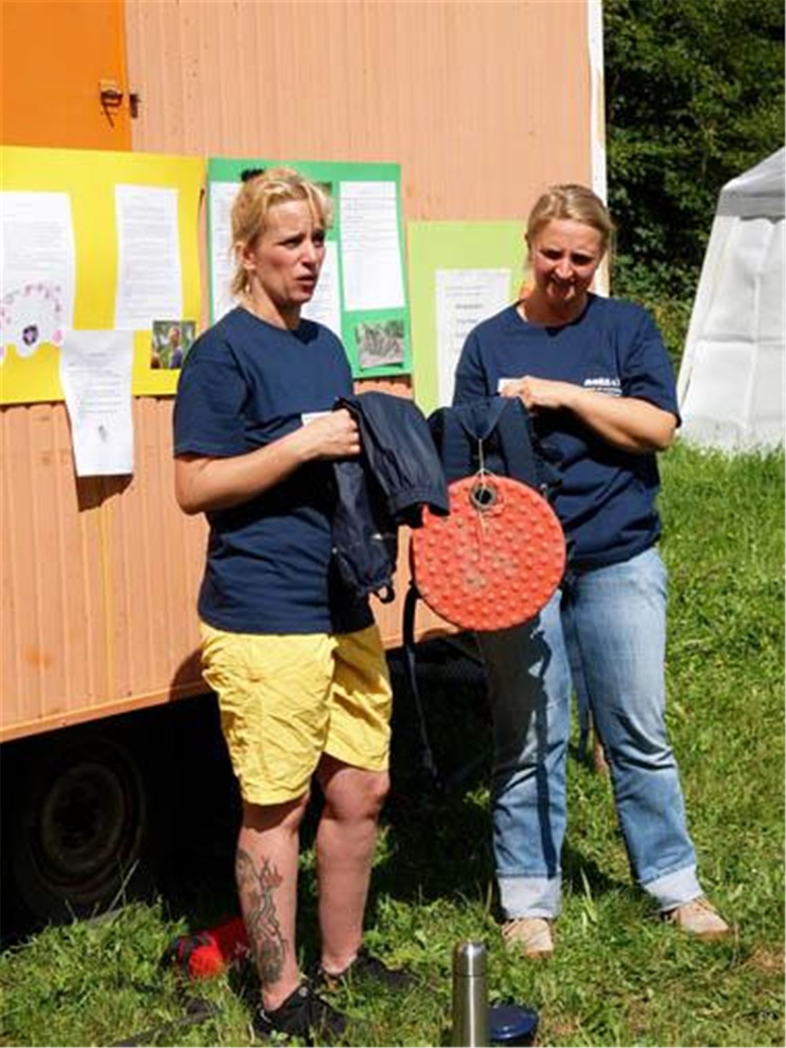 Die Erzieherinnen Manuela Burkhard und Sandra Gleich zeigen den Eltern, was alles in den Waldkindergarten-Musterrucksack gehört.  
Fotos: Appich