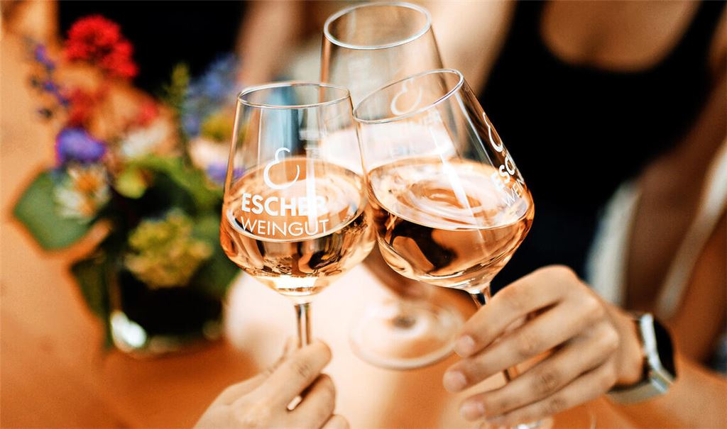 Die Eschers haben das Weindorf bislang nur mit Wein beliefert, nun schenken sie ihre Tropfen auch selbst aus.