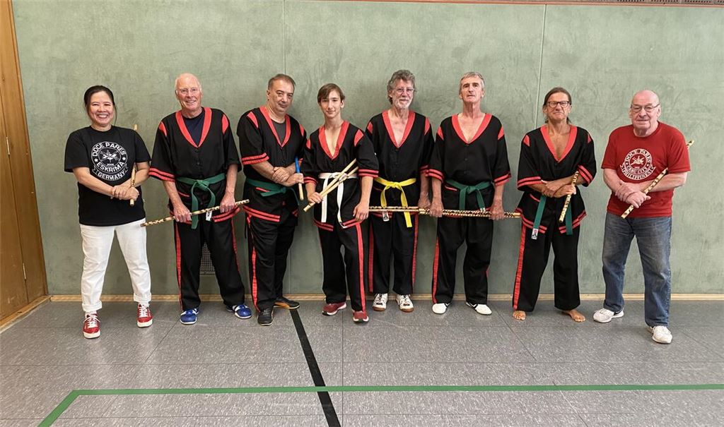 Die Eskrima-Prüflinge: Arlenne Eckert, Albert Heitz, Erhan Batir, Jareslav Valjaev, Walter Ruppert, Jürgen Reinhardt, Udo Rauth und Horst Eckert (v.li.). Foto: privat