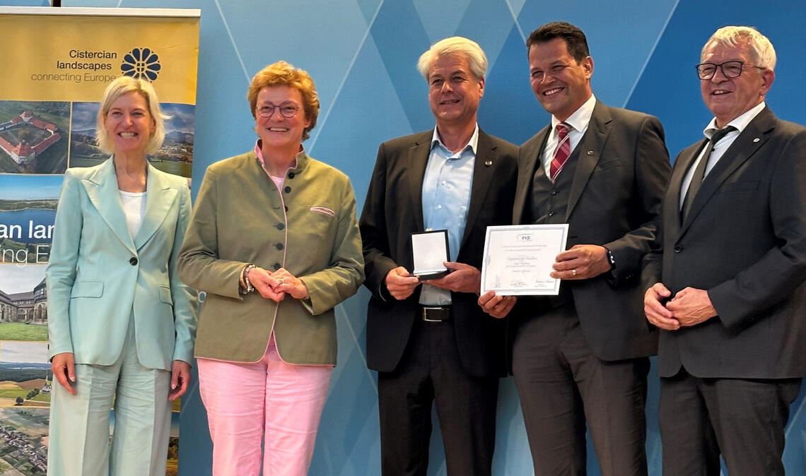Die Europa-Abgeordneten Angelika Niebler (v.li.) und Monika Hohlmeier mit dem Maulbronner Stadtarchivar Martin Ehlers, Maulbronns Bürgermeister Aaron Treut und dem Bamberger Landrat Johann Kalb. Foto: Stadt Maulbronn