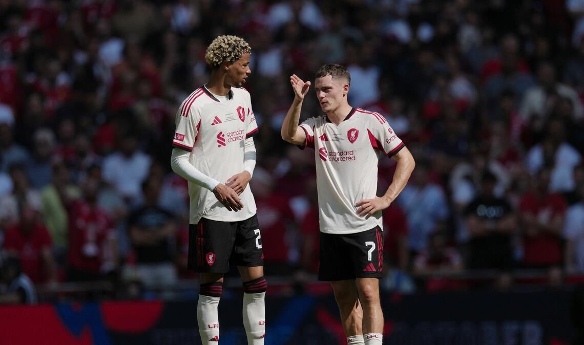 Die Ex-Bundesligastars Hugo Ekitike (l) und Florian Wirtz spielen jetzt in England - wie so viele andere auch.
