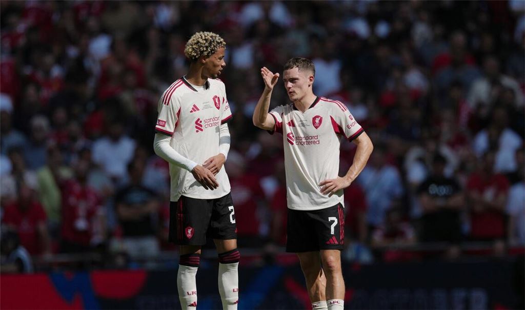 Die Ex-Bundesligastars Hugo Ekitike (l) und Florian Wirtz spielen jetzt in England - wie so viele andere auch.