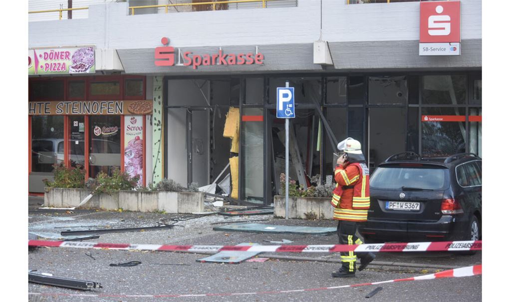 Die Explosion in der Wiernsheimer Sparkassenfiliale ist so heftig, dass Metallteile meterweit durch die Luft fliegen. Fotos: Myroshnichenko