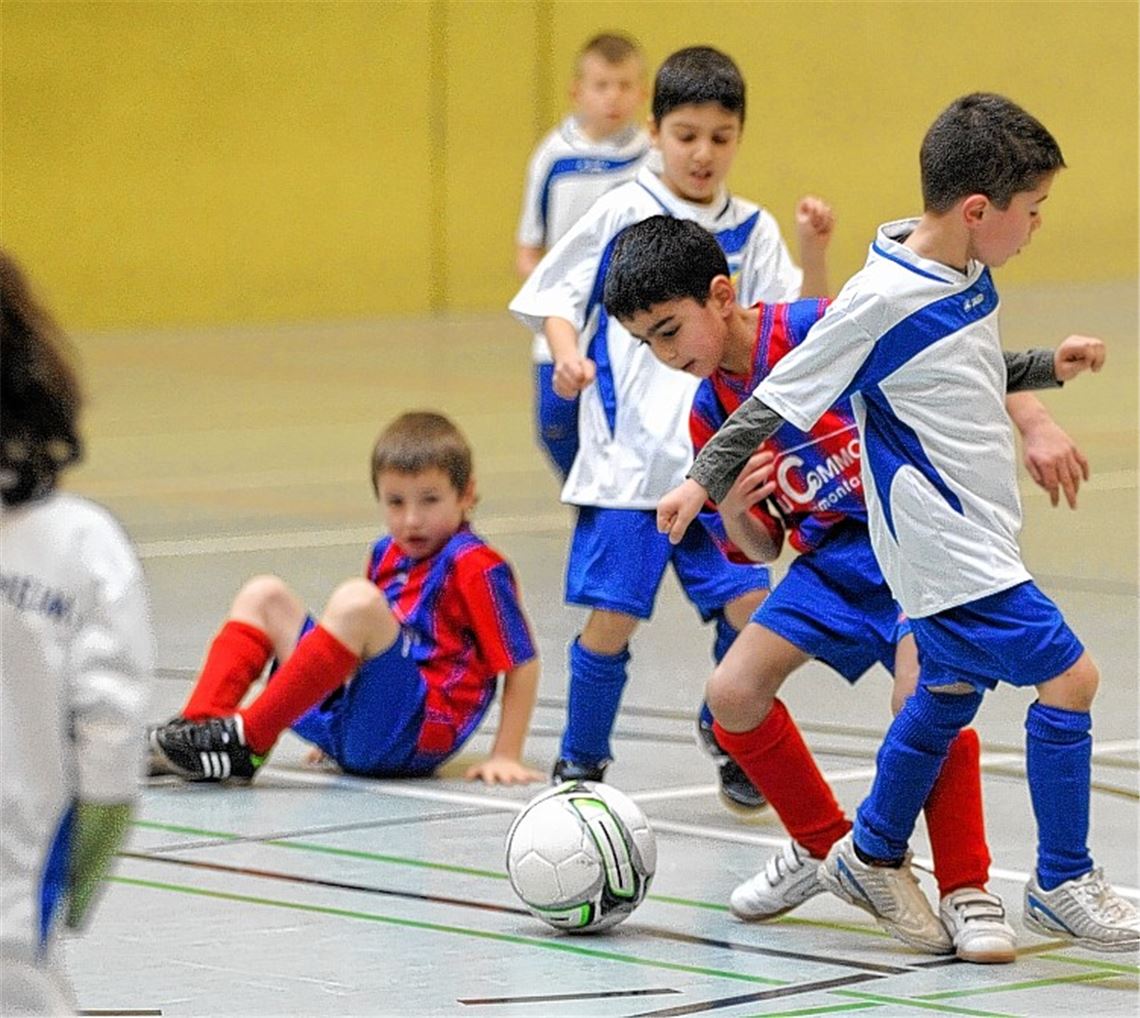 Die F2-Jugend des TSV Ötisheim (blau-rot) trotzt dem 1. CfR Pforzheim ein 0:0 ab. Foto: Fotomoment