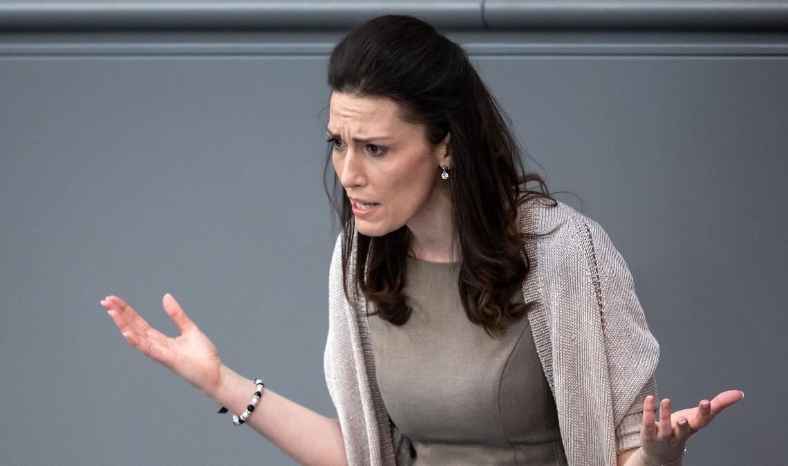 Die FDP-Politikerin Nicole Bauer während einer Bundestagsrede.
