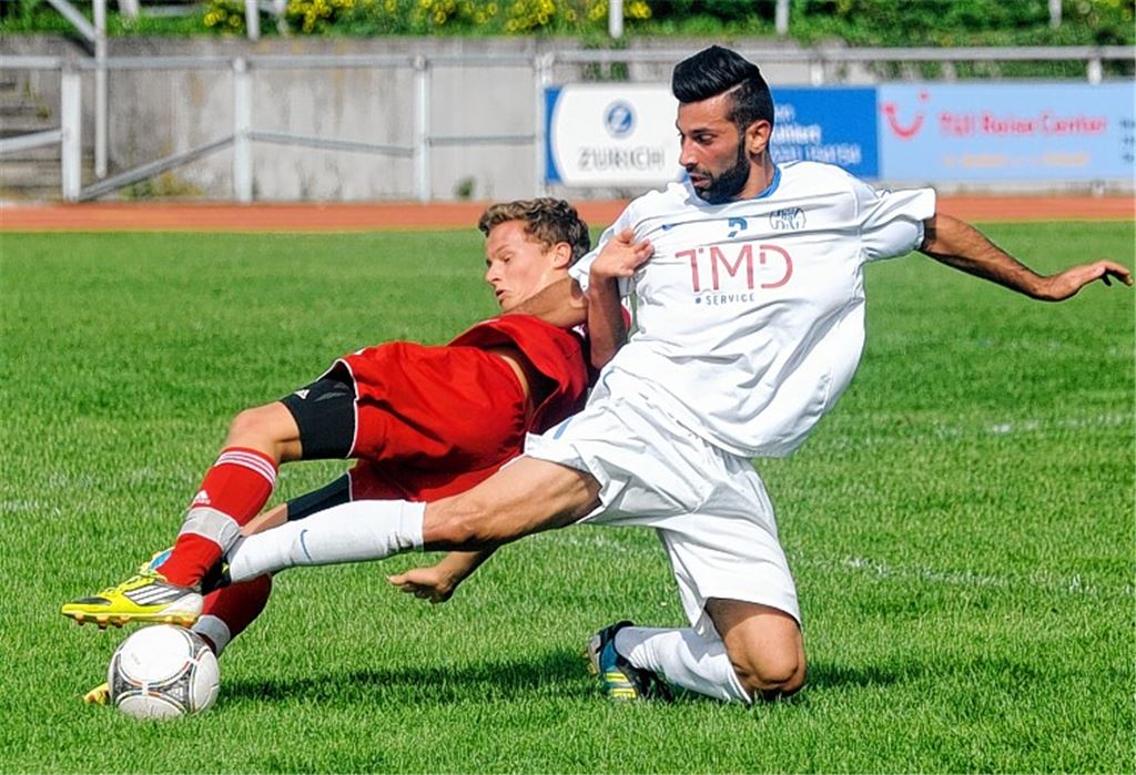 Die FVgg 08 Mühlacker (in Weiß) geht vor heimischer Kulisse aus einer intensiven Partie als Sieger hervor. Der TSV Wurmberg-Neubärental hat das Nachsehen. 