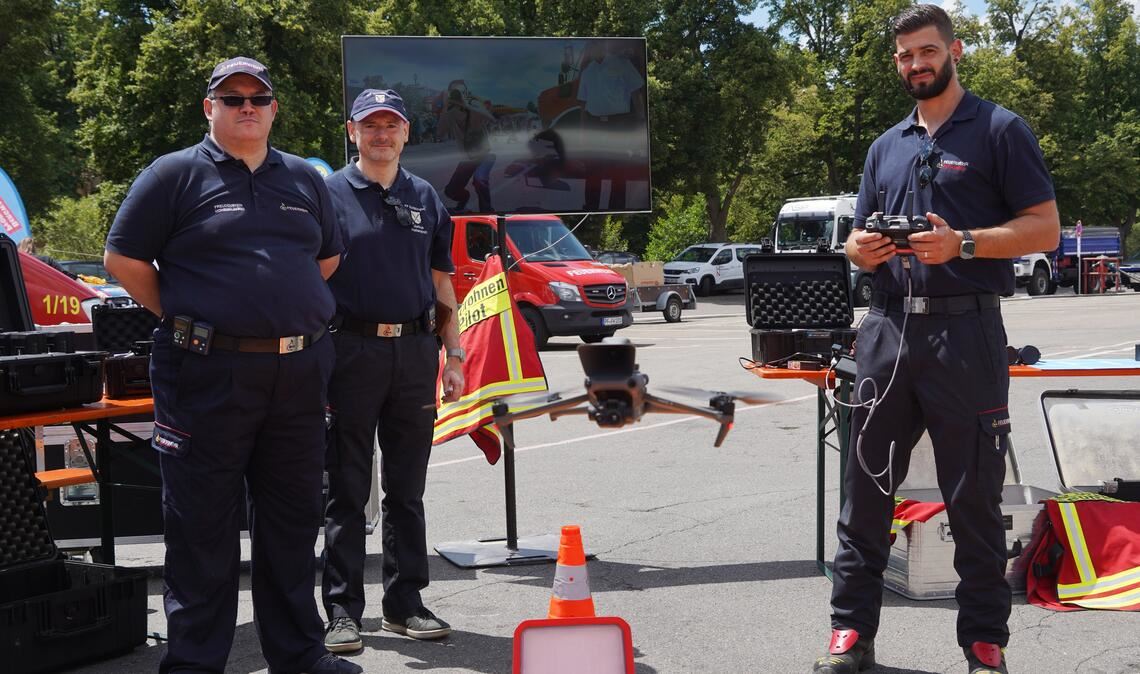 Die Fachgruppe Drohnen aus Knittlingen führt auf dem Messplatz ihr Arbeitsgerät vor. Mit ihrer Kamera kann die Drohne jeden Straßenzug erfassen. Fotos: Roller