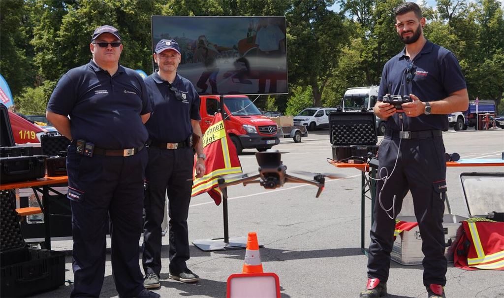 Die Fachgruppe Drohnen aus Knittlingen führt auf dem Messplatz ihr Arbeitsgerät vor. Mit ihrer Kamera kann die Drohne jeden Straßenzug erfassen. Fotos: Roller