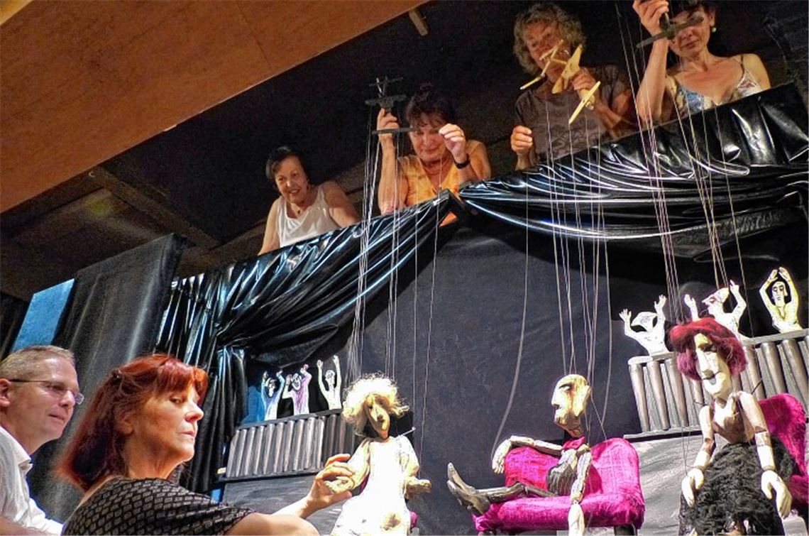 Die Fäden in der Hand haben die Puppenspieler über den Köpfen der Marionetten. Unten schaut die „Figurenmutter“ Reinhilt Michaelis, dass „ihre Kinder“ auch ordentlich daherkommen. Das letzte Wort hat dann Regisseur Bernd Lang. Foto: Roth