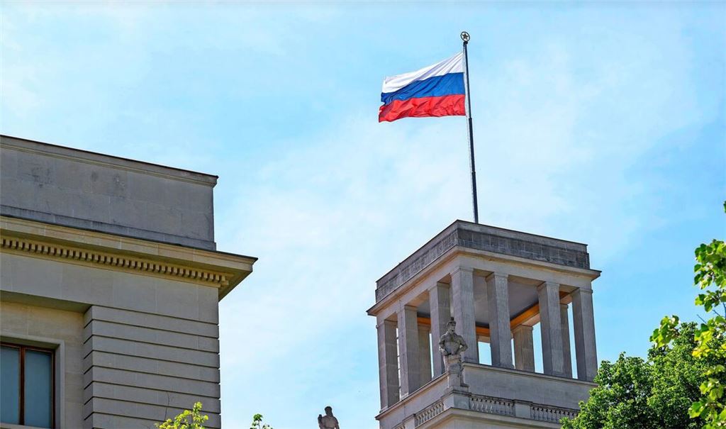 Die Fahne weht über der russischen Botschaft Unter den Linden. (Symbolbild)