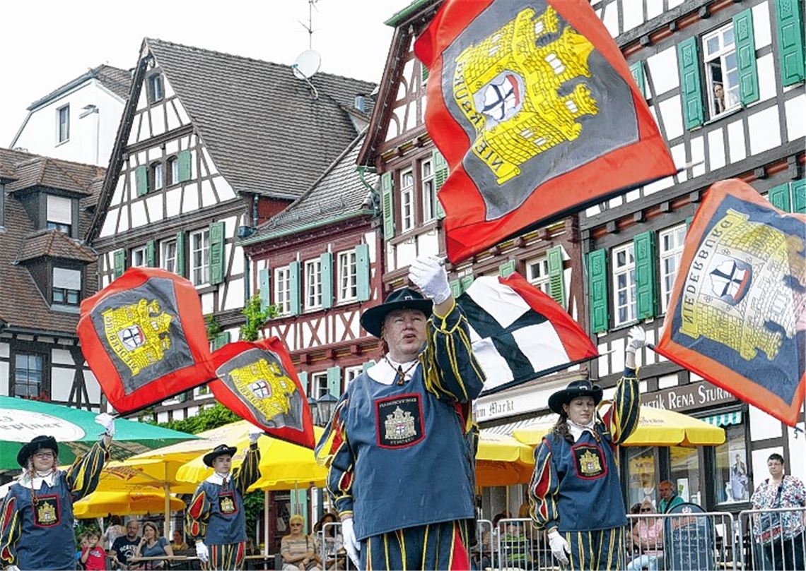 Fahnenschwinger zeigen ihre Künste