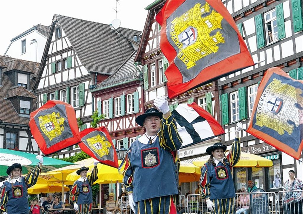 Fahnenschwinger zeigen ihre Künste