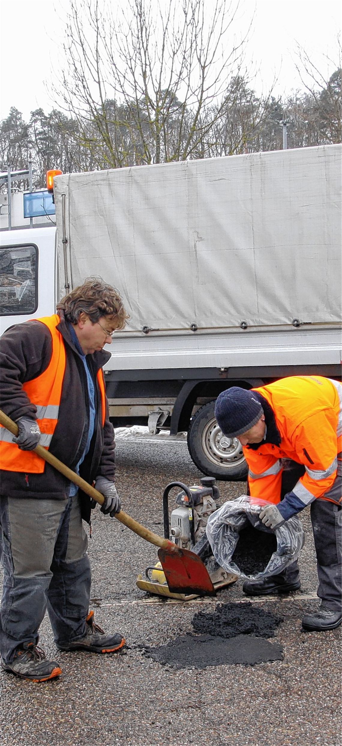 Die Fahrbahn als Holperstrecke: Markus Baur (li.) und Hans Holler vom Bauhof flicken ein Schlagloch im Mühlacker Kißlingweg. 