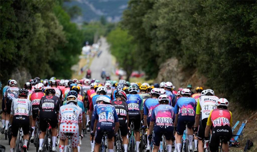 Die Fahrer auf der 17. Etappe der Tour de France auf dem Weg nach Valence.