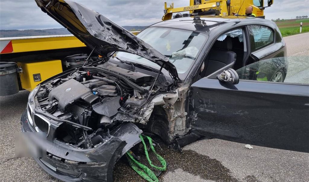 Die Fahrerin des BMW ist auf der B10 auf die Gegenspur geraten...,