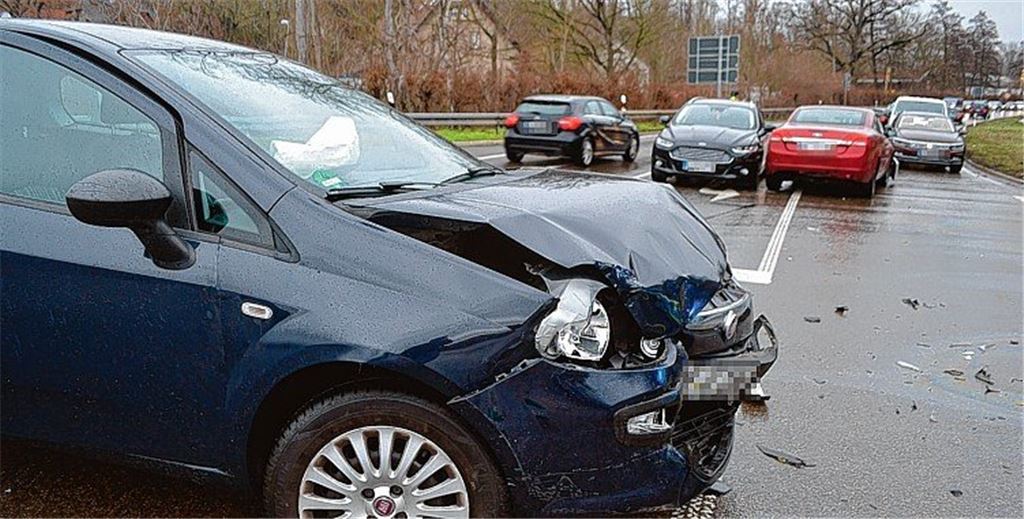 Feuerwehr muss 52-Jährige aus Unfallwagen befreien