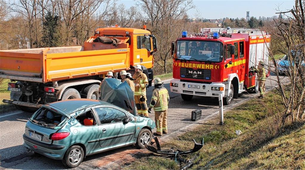 Die Fahrt des Peugeot endet an einem Baum auf einer Böschung.Foto: Schröder