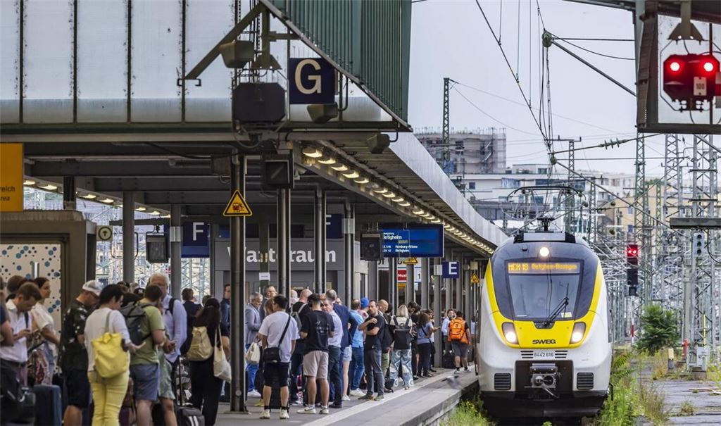 Die Fahrt mit dem Nahverkehr im Land wird für junge Menschen weniger attraktiv.