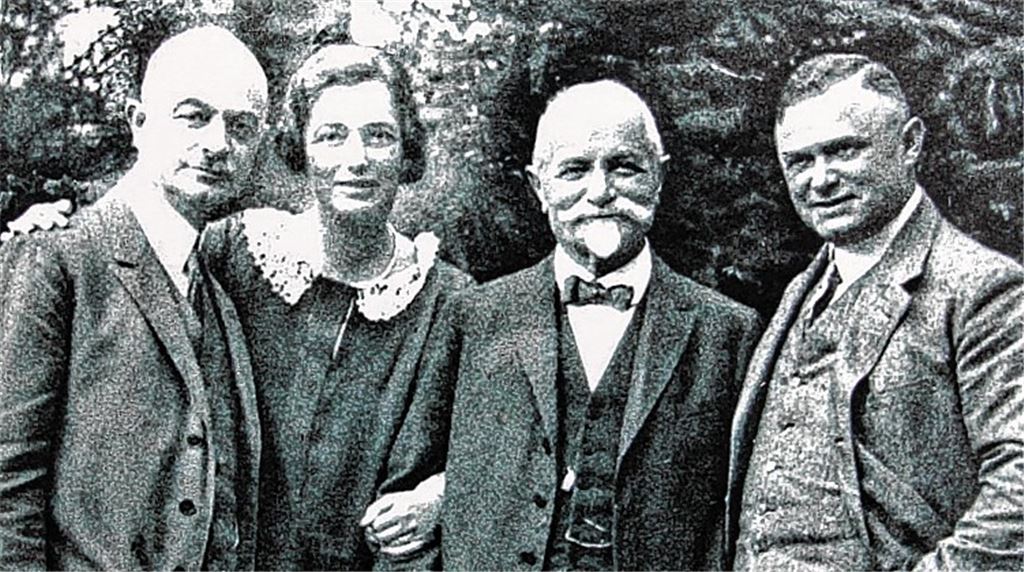Die Familie Emrich (v.li. Alfred, Alice, Isidor, Richard) hat das wirtschaftliche und kulturelle Leben Mühlackers mitgeprägt. Aller Verdienste zum Trotz: Drei Mitglieder starben in Auschwitz. Foto: Stadtarchiv