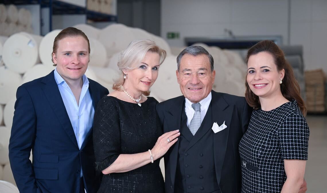 Die Familie Grupp, Eigentümer des Textilherstellers Trigema: (von links) Wolfgang Grupp junior, Elisabeth, Wolfgang senior und Bonita