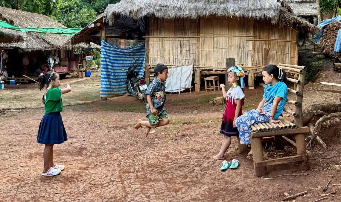 Die Familien der Volksgruppe der Kayan Lahwi leben in Thailand unter einfachsten Bedingungen in eigens eingerichteten Dörfern.