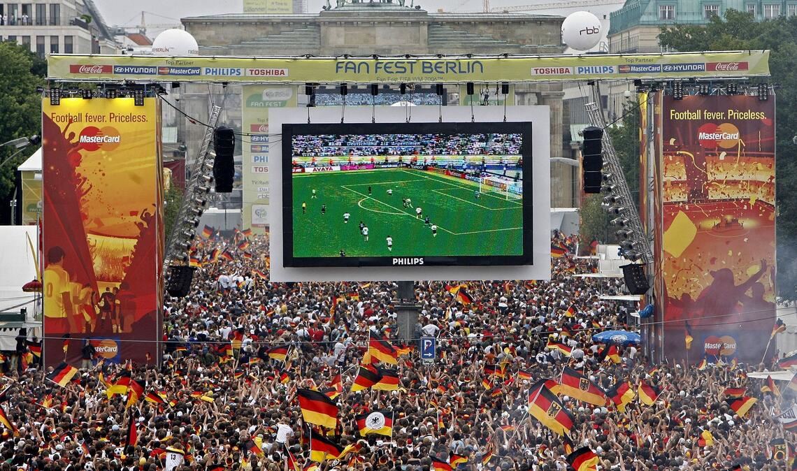 Die Fanmeile am Brandenburger Tor war 2006 bestens gefüllt. (Archivbild)