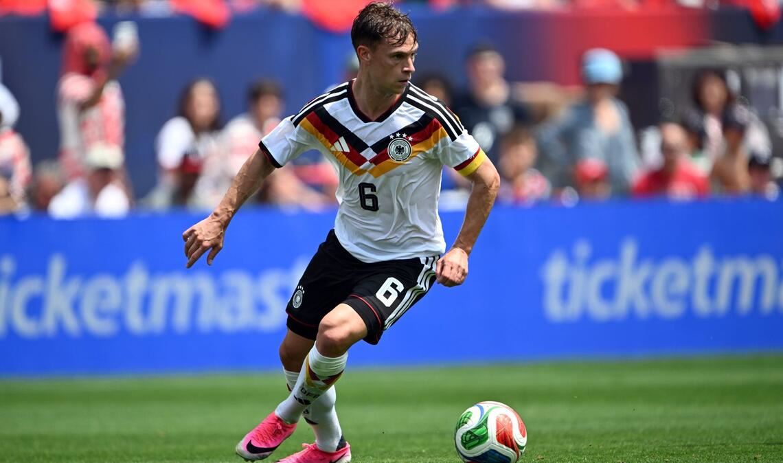 Die Fans fiebern dem deutschen WM-Spiel mit Joshua Kimmich gegen Paraguay entgegen.