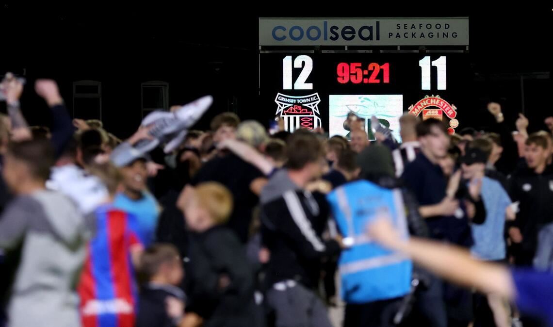 Bilder des Tages Die Fans von Grimsby Town feiern ihren Sieg im Elfmeterschießen gegen Manchester United.