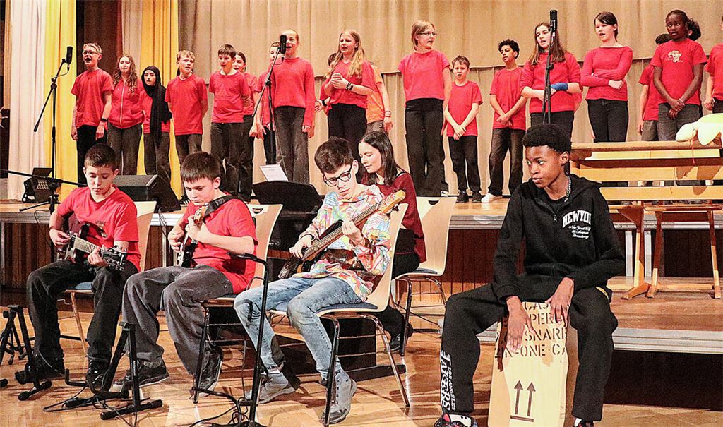 Die Farbe Rot ist das verbindende Element eines literarischen, musikalischen und theatralischen Abends, den die Schüler gestalten. Foto: Dr. Weber