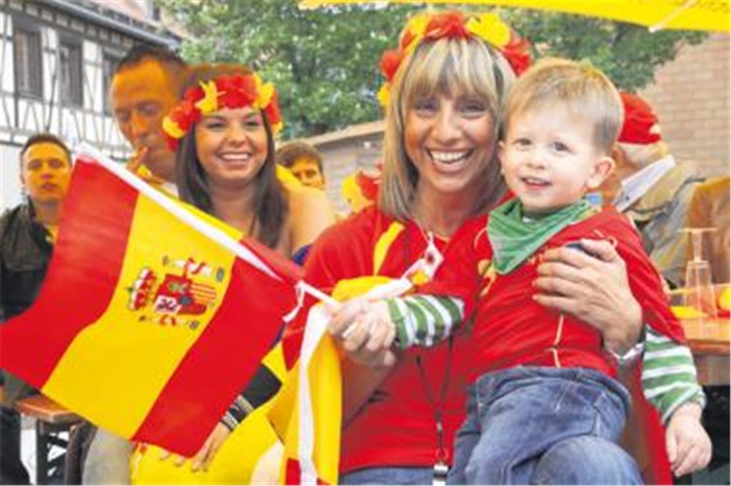Die Farben Spaniens stehen auch heute Abend hoch im Kurs  wie hier bei der Übertragung des ersten Gruppenspiels auf dem Kelterplatz.
Foto: Eigner