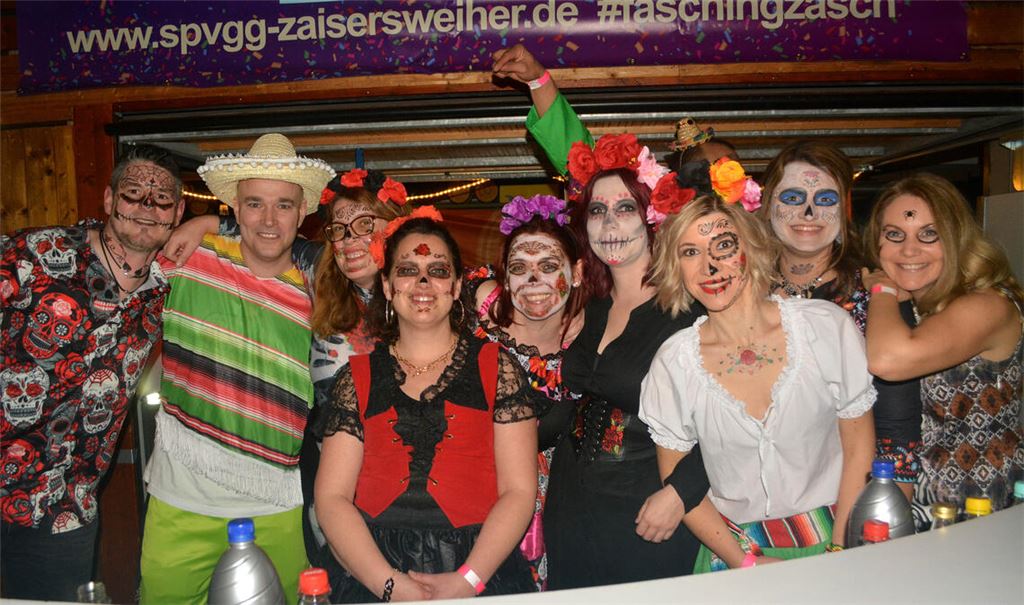 Die Faschingsparty wird von vielen Helferinnen und Helfern gestemmt, für die eine passende Kostümierung selbstverständlich dazugehört. Fotos: Stahlfeld