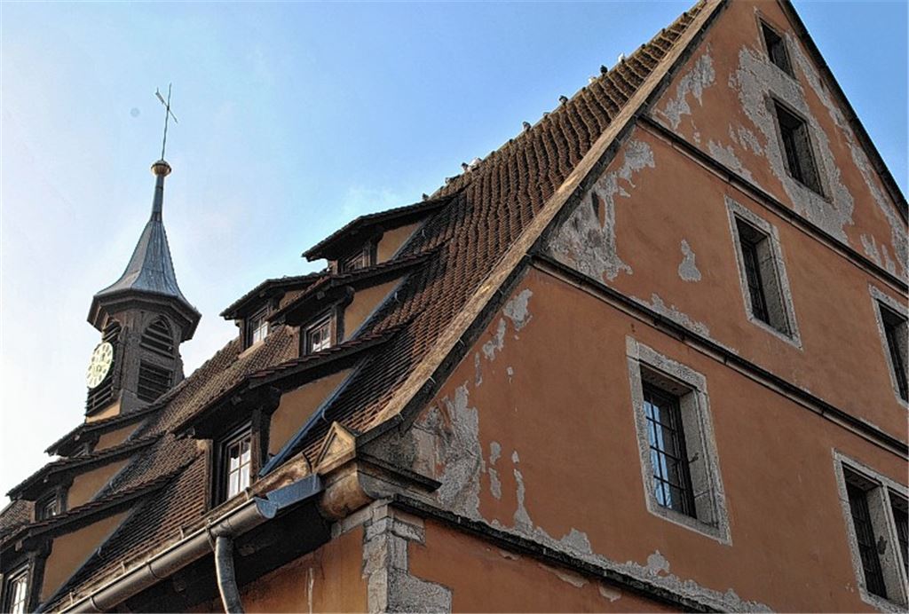 Die Fassade der Kelter, in der auch das Heimatmuseum der Stadt Mühlacker untergebracht ist, weist Schäden auf. Rechtes Bild: Museumsleiterin Adelheid Teschner. Fotos: Stahlfeld