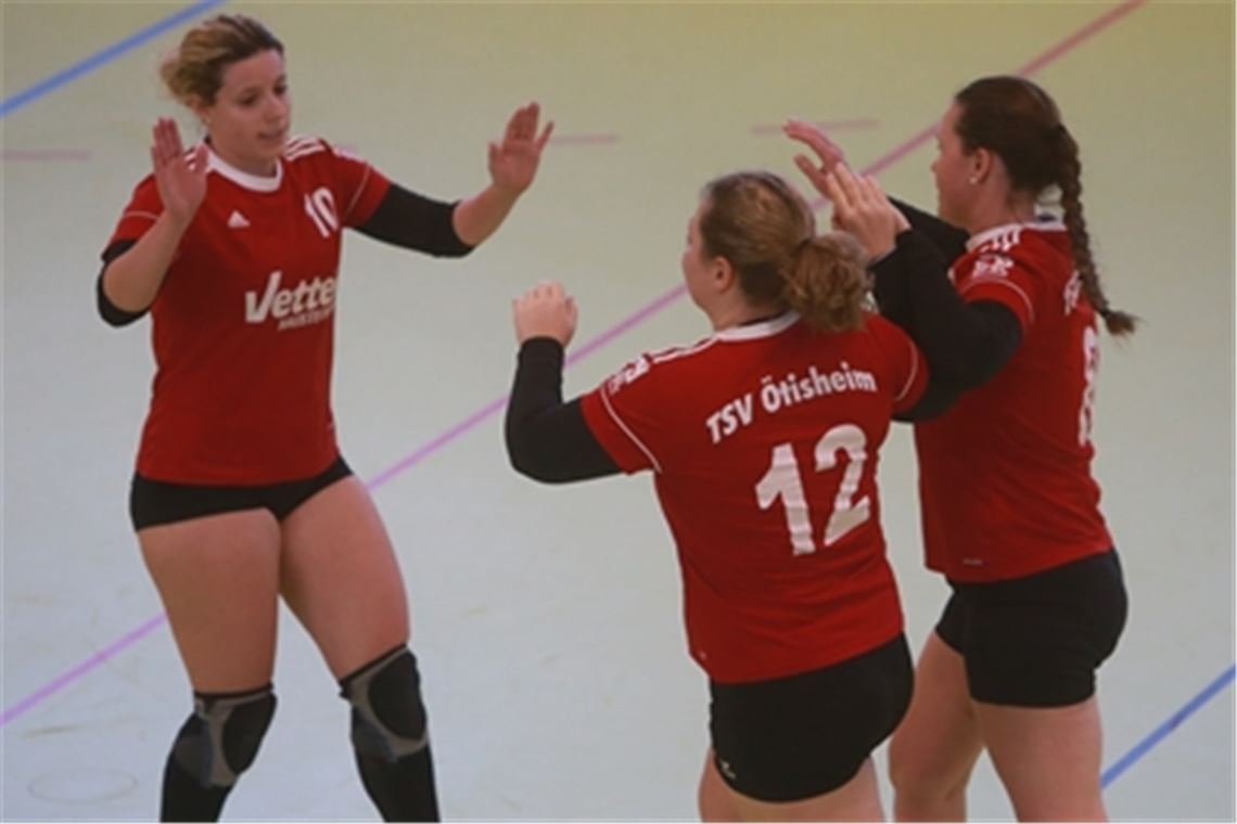 Die Faustballerinnen des TSV Ötisheim dürfen jubeln, denn beim Heimspieltag machen sie mit einem Sieg gegen Tannheim den Klassenerhalt fix. Foto: Huber