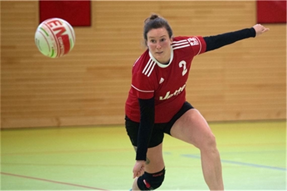 Die Faustballerinnen des TSV Ötisheim – hier im Bild Kristina Schnaugst – werden demnächst darum kämpfen, in der ersten Bundesliga zu bleiben. Archivfoto: Fotomoment