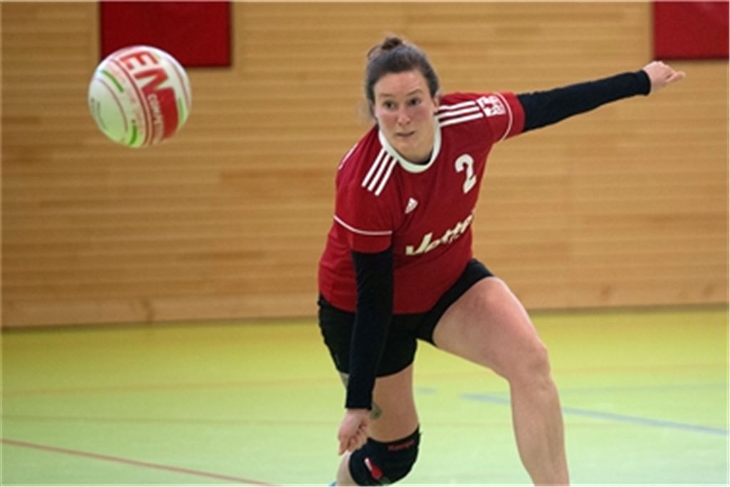 Die Faustballerinnen des TSV Ötisheim – hier im Bild Kristina Schnaugst – werden demnächst darum kämpfen, in der ersten Bundesliga zu bleiben. Archivfoto: Fotomoment