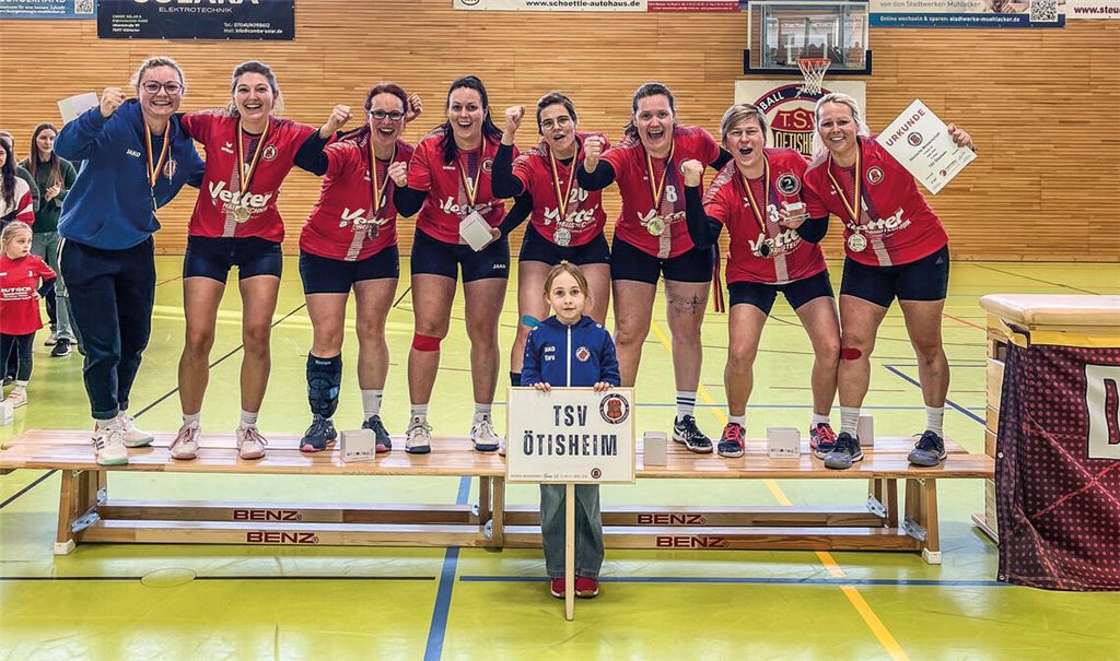 Die Faustballerinnen des TSV Ötisheim jubeln über ihren Erfolg. Sie holen vor heimischem Publikum die deutsche Vizemeisterschaft,