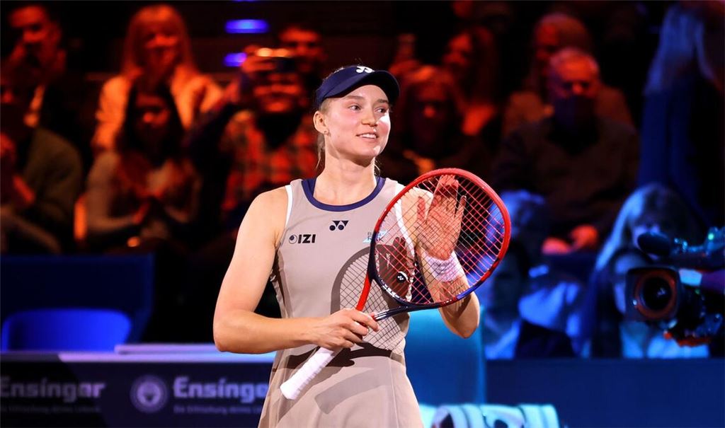 Die Favoritin Elena Rybakina gewinnt den Porsche Tennis Grand Prix. Im Endspiel bezwingt sie die Überraschungsfinalistin Karolina Muchova in zwei Sätzen.