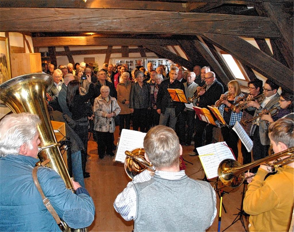 Die Feierstunde lockt zahlreiche Besucher in die Steinhauerstube. Bürgermeister Andreas Felchle (v.re.) und Stadtarchivar Martin Ehlers überreichen Ewald Link historische Steinhauerskizzen.