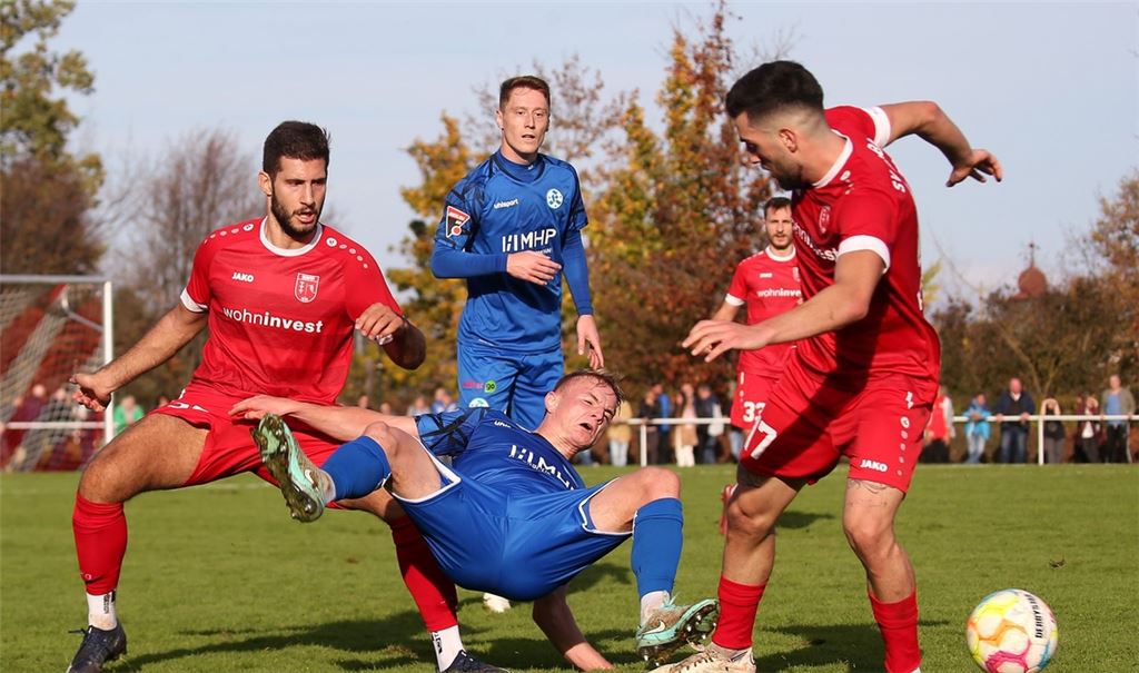 Die Fellbacher Aygün Plaste (li.) und  Charalambos Parharidis bringen  Kickers-Spieler Marian Riedinger  in Schieflage – doch am Ende  setzen sich die Blauen durch.