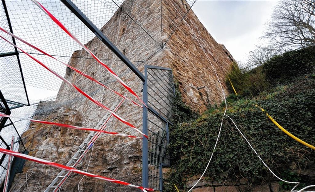 Die Felswand an der Burgruine ist derzeit eine Baustelle. 