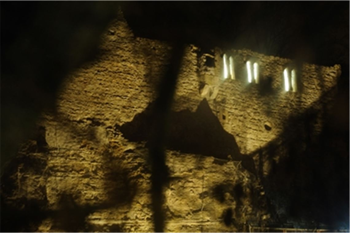 Die Fenster der Burg leuchten traditionell vom 1. Dezember an. Foto: Archiv