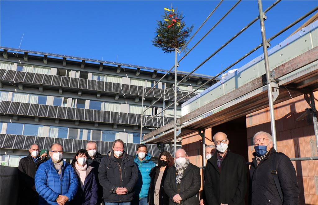 Die Festgesellschaft als coronagemäßes Aufgebot beim Richtfest am neben dem Mühlacker Krankenhaus entstehenden Neubau für Übergangspflege des Sozialwerks Bethesda, unter anderem mit Bürgermeister Winfried Abicht (3.v.li.), daneben (v.li.) die künftige Hausleiterin Ute Jakobsen, Bethesda-Chef Peter Mayer, Architekt Joachim Theilmann. Foto: Wewoda