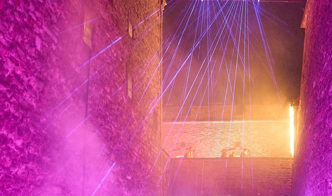 Die Festung Ehrenbreitstein, hoch über dem Rhein bei Koblenz, erstrahlt im Lichterzauber vom "Christmas Garden".