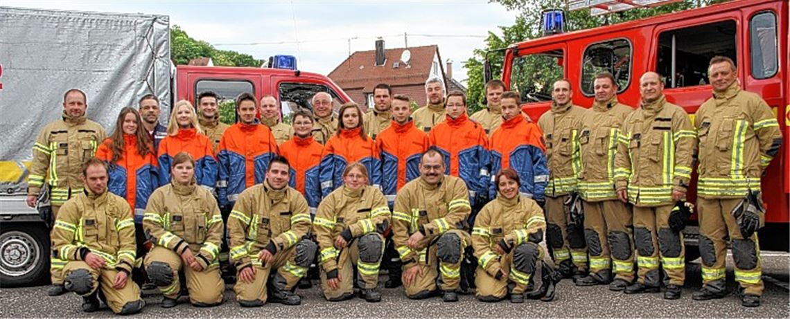 Die Feuerwehr Enzberg in der neuen Einsatzkleidung. Insgesamt gehören der Abteilung rund 20 Kräfte an. Ebenfalls mit auf dem Bild: die Jugendgruppe der Enzberger Floriansjünger. Fotos: Fotomoment (1), privat