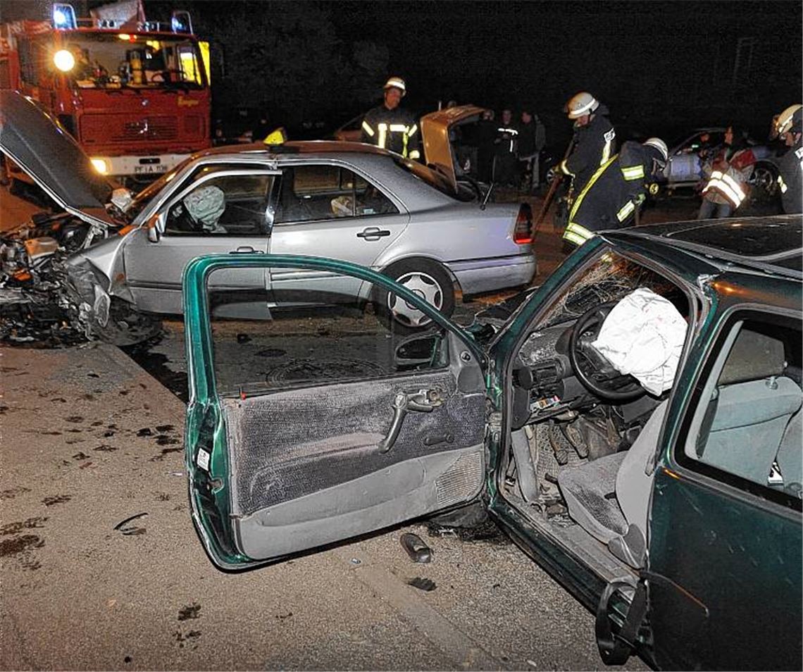 Die Feuerwehr Illingen kümmert sich um ausgelaufenes Motorenöl .
