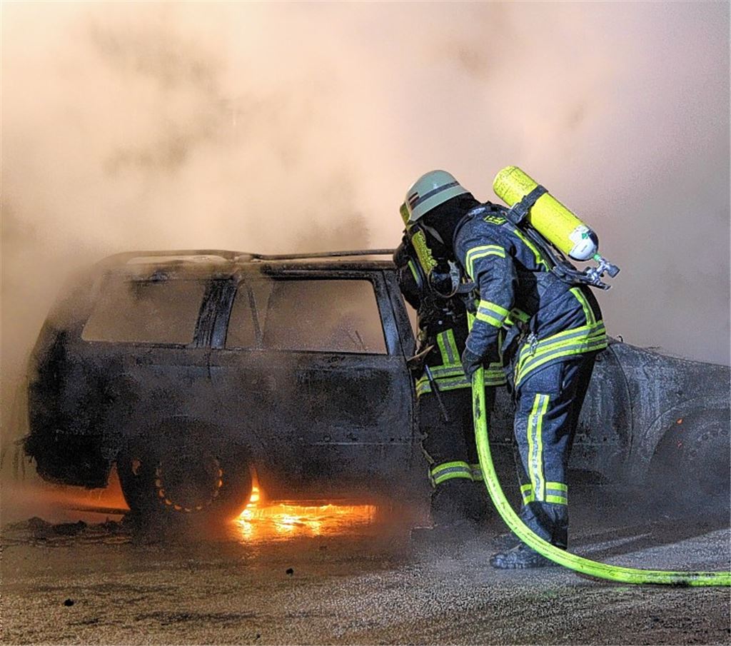 Die Feuerwehr Illingen musste einen Fahrzeugbrand löschen. Foto: Recken