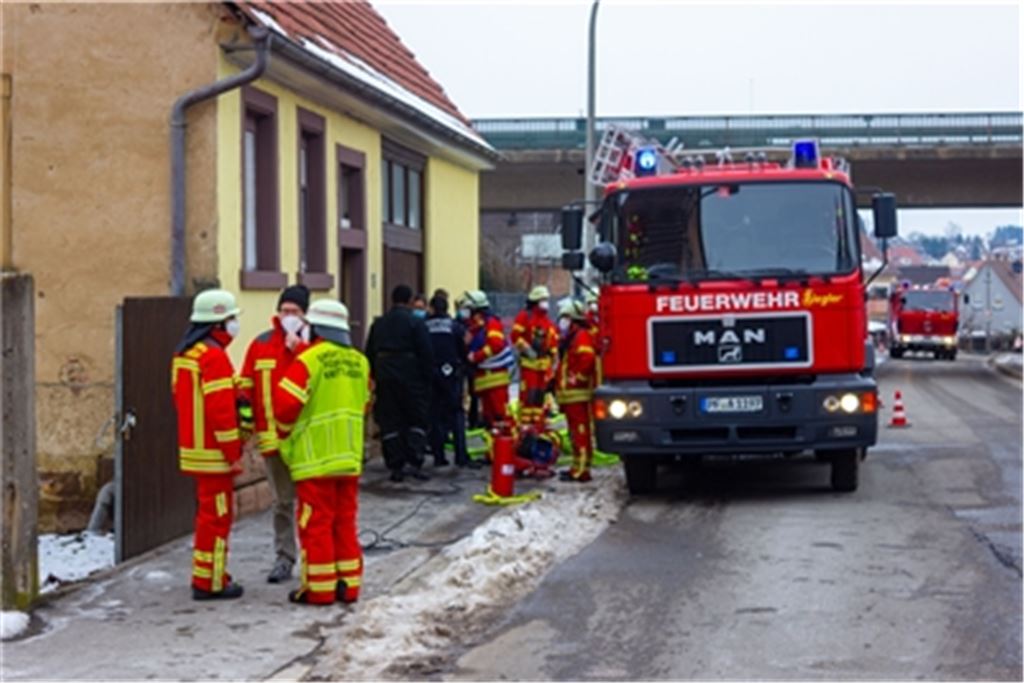 Die Feuerwehr Knittlingen ist mit 24 Mann und fünf Fahrzeugen im Einsatz. Foto: Einsatz-Report24