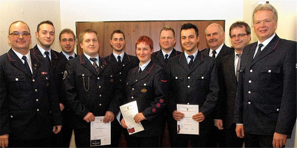 Die Feuerwehr Maulbronn (li. Kommandant Martin Gerst) ehrt langjährige Floriansjünger und spricht im Rahmen der Hauptversammlung Beförderungen aus.